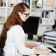 angestellte arbeitet am schreibtisch