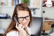 lächelnde beraterin am telefon