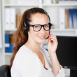 freundliche mitarbeiterin mit headset