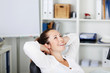 zufriedene frau im büro