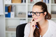 moderne junge frau am schreibtisch