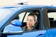 Junge Frau in einem Fahrschulauto