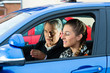 Junge Frau in einem Fahrschulauto
