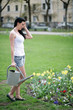 Frau im Garten