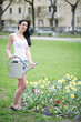 junge Frau im Garten