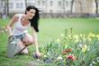 junge Frau im Garten
