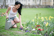 Frau im Garten