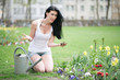 junge Frau pflegt ihre Blumen