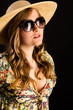 Junge Frau mit Sonnenbrille
