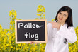 Ärztin mit Schild - Pollenflug