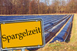 Foto: Schild - Spargelzeit vor einem Spargelfeld Schild - Spargelzeit vor einem Spargelfeld