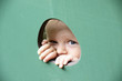 canvas print picture - Kind späht durch ein Loch