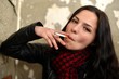 femme avec  cigarette en main