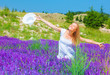 Foto: Pretty girl on lavender field Pretty girl on lavender field