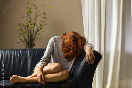 Photo: Frau auf einem Sofa Frau auf einem Sofa