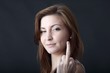 Frau hält Mittelfinger hoch