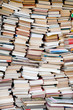 Viele alte Bücher als Hintergrund
