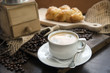 Schwarzer Kaffe mit Kaffeebohnen und Kaffeemühle