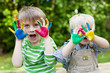 kinder mit bemalten händen