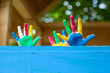 bunte kinderhände im spielhaus