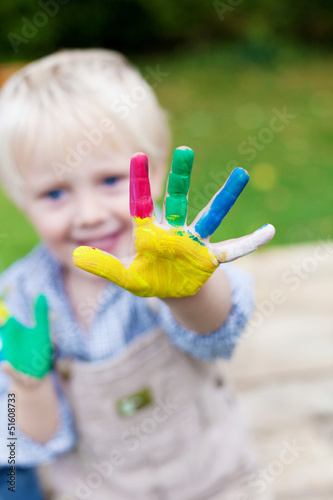 Photo: süßer junge zeigt seine bunten finger süßer junge zeigt seine bunten finger