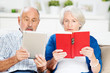 Foto: senioren mit buch und ebook senioren mit buch und ebook