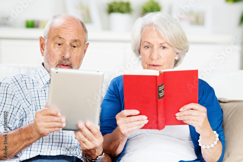 Photo: senioren mit buch und ebook senioren mit buch und ebook