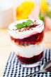 Yoghurt with amarettinis - Schichtjoghurt mit Amarettinis