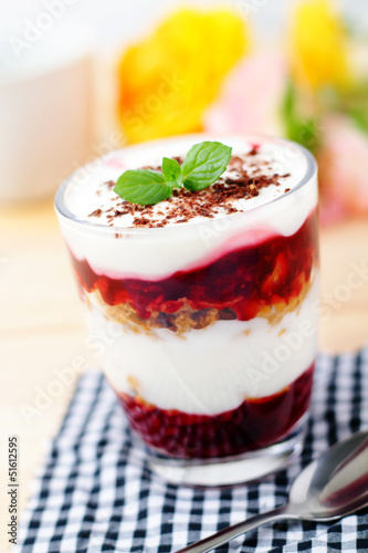 Photo: Yoghurt with amarettinis - Schichtjoghurt mit Amarettinis Yoghurt with amarettinis - Schichtjoghurt mit Amarettinis