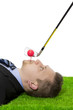 Angestellter liegt Golfball im Mund Golfschläger mit Schwung