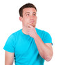 Denkender Mann im blauen Shirt
