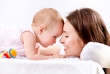 Foto: Mother and Baby kissing and hugging. Happy Family Mother and Baby kissing and hugging. Happy Family