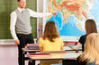Lehrer mit Schüler in einer Schule beim Unterricht