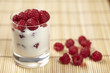Joghurt mit Himbeeren - Himbeerjoghurt auf einem Bambusset