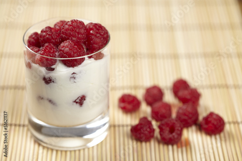 Photo: Joghurt mit Himbeeren - Himbeerjoghurt auf einem Bambusset Joghurt mit Himbeeren - Himbeerjoghurt auf einem Bambusset