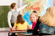Lehrer mit Schüler in einer Schule beim Unterricht