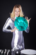 Foto: Sexy DJ Frau mit Schallplatte lacht Sexy DJ Frau mit Schallplatte lacht