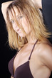 Foto: Blonde sexy Frau mit Haaren im Gesicht blickt Blonde sexy Frau mit Haaren im Gesicht blickt