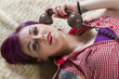 Junge Frau im Vintage Look mit Telefon
