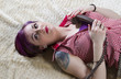 Junge Frau im Vintage Look mit Telefon