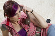 Junge Frau im Vintage Look mit Telefonhörer