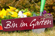 Blumen und Schild - Bin im Garten