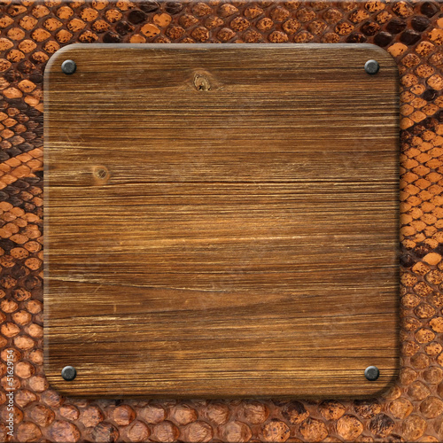 Photo: Fond peau de serpent et plaque de bois Fond peau de serpent et plaque de bois