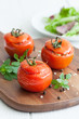frische gefüllte Tomaten