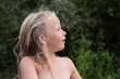 Blondes Mädchen am See