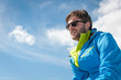 canvas print picture - Sportlicher Mann blickt auf Alpen