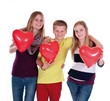 Drei Teenager mit Luftballonherzen