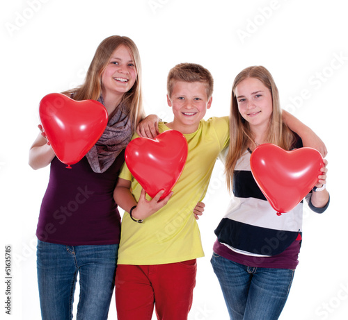 Photo: Drei Teenager mit Luftballonherzen Drei Teenager mit Luftballonherzen