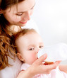Foto: Feeding Baby. Baby eating milk from the bottle Feeding Baby. Baby eating milk from the bottle