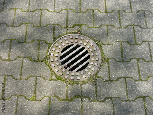 Photo: Gullydeckel zwischen Verbundpflastersteinen in Oerlinghausen Gullydeckel zwischen Verbundpflastersteinen in Oerlinghausen